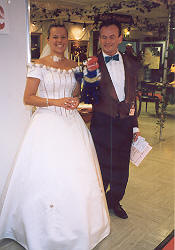 Eine Braut bei der Hochzeitsmesse posiert mit 'Madame Strümpf'. Dank der Freundschaft zwischen Madame Strümpf und Dr. Brimborius ist dieser mit dabei.