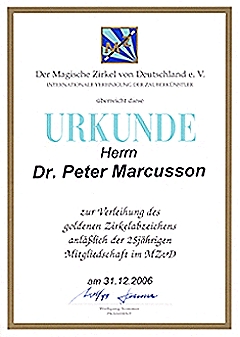 Der Magische Zirkel von Deutschland e.V. überreicht diese URKUNDE Herrn Dr. Peter Marcusson zur Verleihung des goldenen Zirkelabzeichens anläßlich der 25jährigen Mitgliedschaft im MZvD, am 31.12.2006